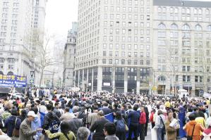 4 тысячи человек на шествие в Нью-Йорке, поддерживают миллионы людей при выходе из КПК
