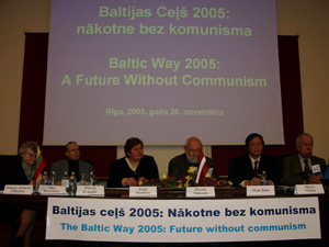 Рига, Латвия: Выступающие на Международном семинаре *Балтийский Путь 2005: будущее без коммунизма* 26 ноября 2005 г. Фото: Серж Пуро/Великая Эпоха
