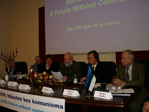 Рига, Латвия: Принятие резолюции семинара *Балтийский Путь 2005: будущее без коммунизма* 26 ноября 2005 г. Фото: Серж Пуро/Великая Эпоха