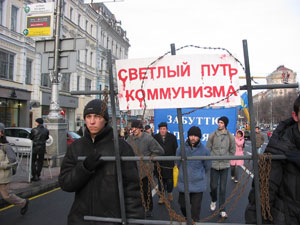 Киев, Украина: Торжественное шествие в поддержку 5.8 миллионов человек во всем мире, которые за прошедший год написали заявления о выходе из рядов коммунистической партии. 26 ноября 2005 г. Фото: *Великая Эпоха*