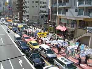 Колонна движется по улицам Токио. Фото: The Epoch Times