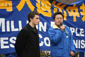 Выступает д-р Чарльз Ли, гражданин США, три года проведший в китайском трудовом лагере, подвергаясь постоянным пыткам и «промыванию мозгов». Фото: The Epoch Times
