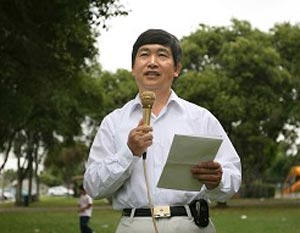 Д-р Гао Давэй, сотрудник Всемирного центра помощи выхода из КПК, выступает на митинге в Лос-Анжелесе. Фото: Великая Эпоха