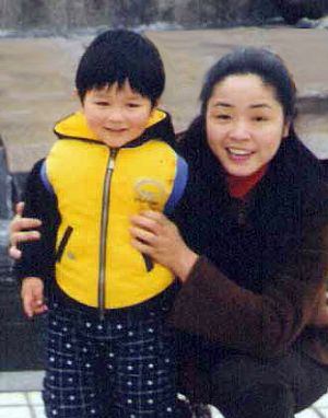 Г-жа Гао и её 5 летний сын. Фото: Minghui.org