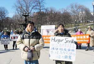 Дж. Дж. Пэн участвует в митинге поддержки всемирной Эстафеты голодовки у Палаты Общин Бостона. Фото: Epoch Times