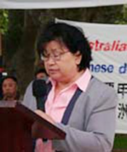 Г-жа Мо Бэй выступает на собрании в Сиднее в поддержку 15 миллионов китайцев, вышедших  из коммунистической партии Китая. Фото: Великая Эпоха