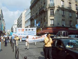 Фото репортаж: В Париже прошло крупное шествие в поддержку трех миллионов, вышедших из КП