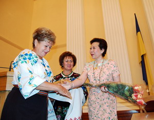 Президенту Международного совета женщин Анаме Тан вручают цветы. Фото: Владимир Бородин/Великая Эпоха