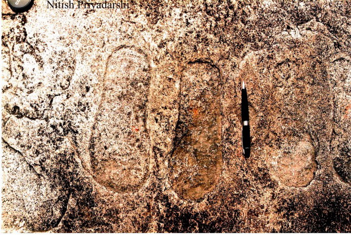 Отпечаток ноги на камне в деревне Писка Нагри вблизи г. Ранчи в индийском штате Джаркханд. Их возраст больше тысячи лет. Рядом с отпечатком выгравировано изображение летательного аппарата. Фото: NITISH PRIYADARSHI