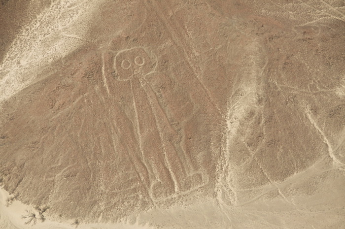 Геоглиф «Астронавт» в пустыне Наска в Перу, сделанный между 300 г. до н. э. и 800 н. э. Фото: Shutterstock*
