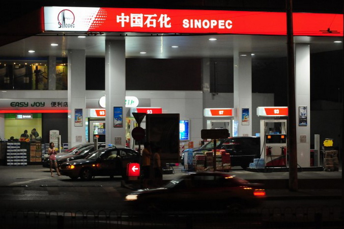 Китай вновь снижает цены на бензин. А как в России?