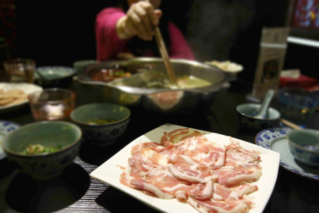 Светящаяся в темноте свинина и другие скандалы с мясом в Китае