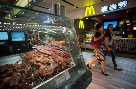 Светящаяся в темноте свинина и другие скандалы с мясом в Китае