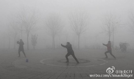 В Пекине впервые объявили красное предупреждение загрязнения воздуха. Что об этом думают интернет-пользователи в Китае