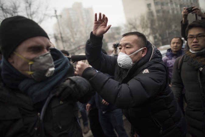 Милиция прогнала журналистов, дипломатов и сторонников адвоката Пу Чжицяна от здания суда