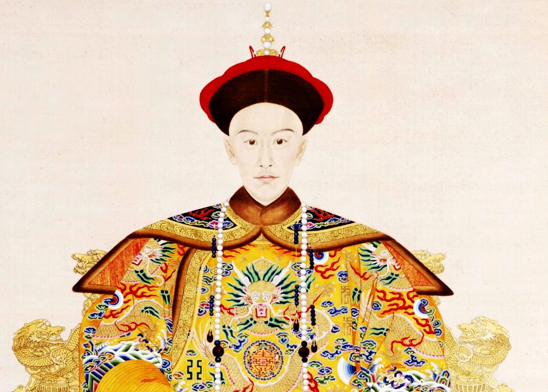 Императорские одеяния императора Гуаньсюя, династия Цин. На его груди изображён жёлтый дракон. Фото: CC-PD-ART