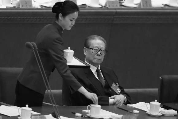 На партийных конференциях в Пекине лидеров компартии обслуживали официанты вместо официанток