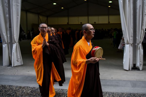 Китайские чиновники обращаются к монахам и предсказателям в трудные времена