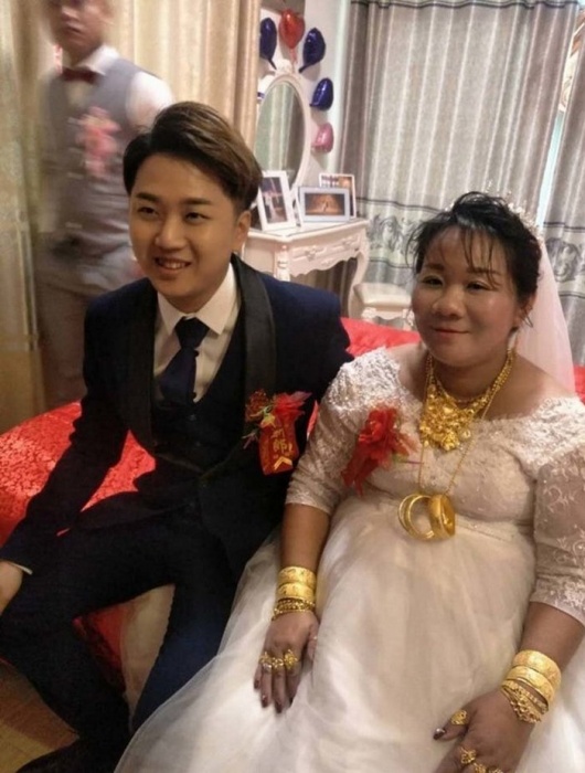 Родители 23-летнего жениха согласились на свадьбу с 38-летней невестой за 800 000 $