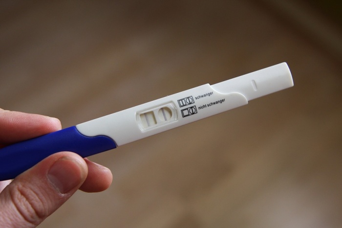 Тест на беременность помог поставить диагноз 18-летнему парню