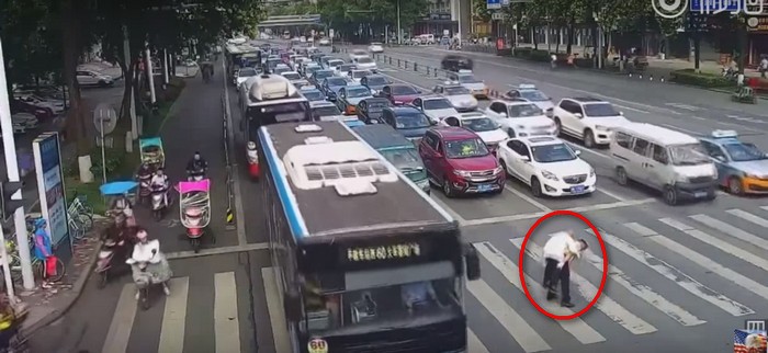(Видео) Милиционер на спине перенёс старика через оживлённую дорогу