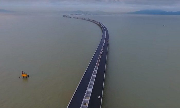 В Китае открыли самый длинный в мире морской мост. Но на 7 км он уходит под воду!