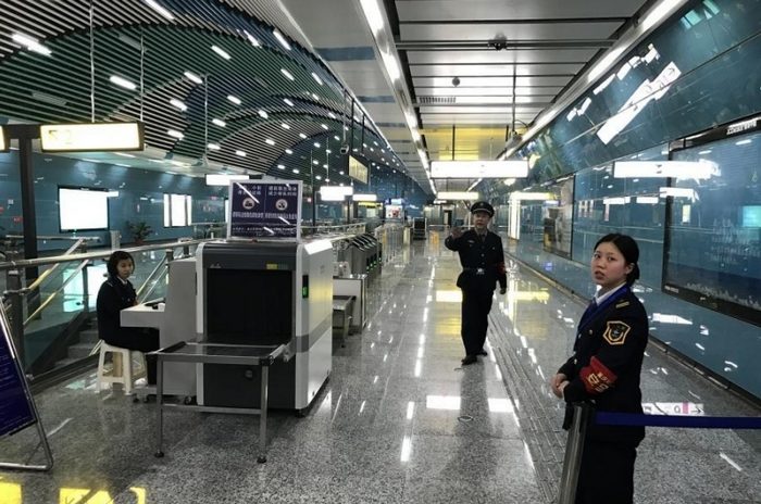 Самая одинокая в мире станция метро расположена в Китае, на пустыре, вдали от дорог и коммуникаций