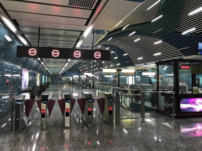 Самая одинокая в мире станция метро расположена в Китае, на пустыре, вдали от дорог и коммуникаций