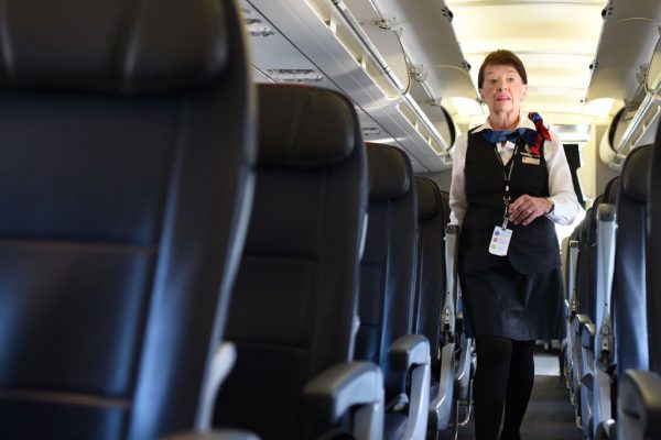82-летняя стюардесса выходит на рейсы и не собирается останавливаться!