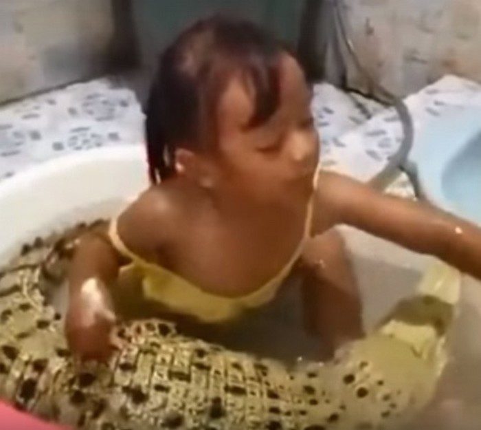 (Видео) Маленькая девочка взяла с собой в ванну крокодила, чтобы почистить ему зубы