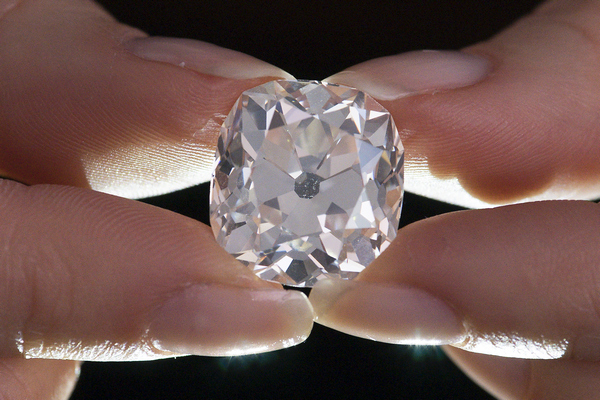 Женщина купила на блошином рынке кольцо с тусклым камнем за 13 долларов, а 30 лет спустя узнала, что это бриллиант весом 26 карат
