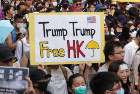 Протестующие Гонконга обратились за поддержкой к США. Правительство района расценивает это как призыв к иностранному вмешательству