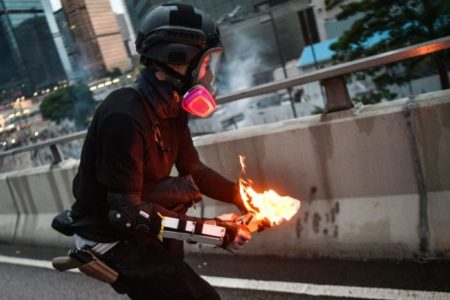 Местные законодатели критикуют правительство Гонконга за террор в городе