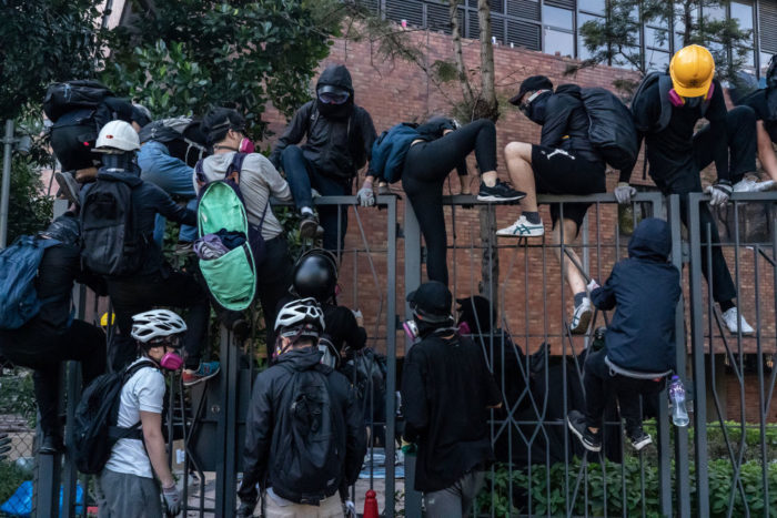 Жёсткие столкновения у Политехнического университета в Гонконге сопровождались многочисленными арестами