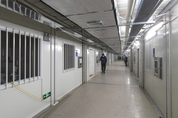 Пользователи сети считают, что больница Уханя, построенная из-за нового коронавируса, похожа на тюрьму