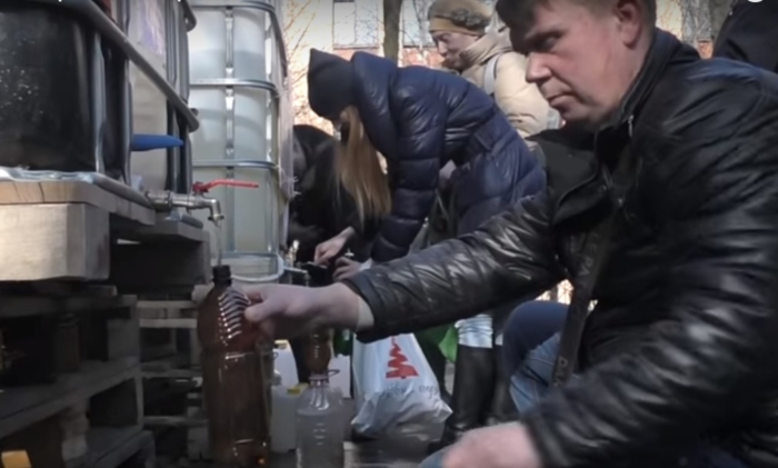 (Видео) Петербургский НИИ раздал горожанам 50 тонн дезинфицирующего средства. Бесплатно