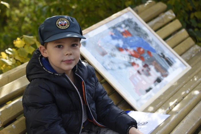 Мальчик Серёжа рисует картины о пожарных и мечтает стать спасателем