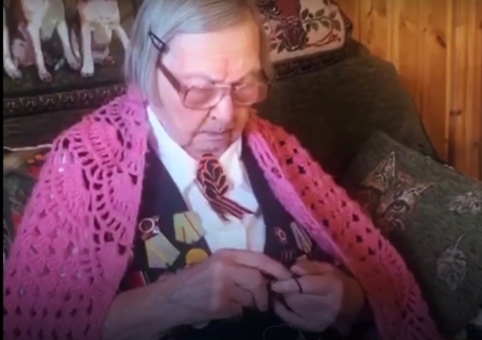 (Видео) 100-летний ветеран из Англии вдохновил 98-летнего ветерана из России обратиться к людям с просьбой
