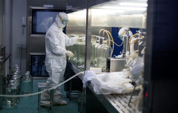 Сотням тысяч китайцев сделали прививки непроверенной вакцины против COVID-19