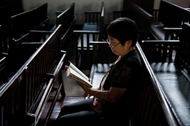 Демонстративное уничтожение религиозных книг и аресты верующих — что скрывается под демократической маской Конституции Китая