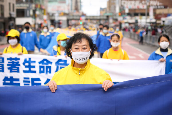 Режим КНР «процветает на невежестве и апатии людей»: большой парад привлёк внимание к преследованию Фалуньгун