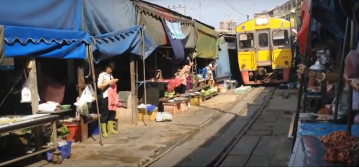 Рынок на железнодорожных путях — интересная и необычная достопримечательность Таиланда