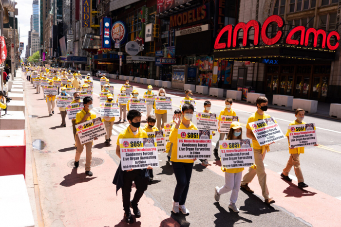 Твёрдость и стойкость: тысячи последователей Фалуньгун прошли маршем по Манхэттену
