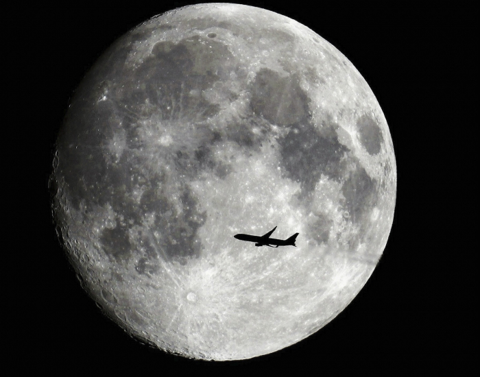Самолёты летят на Луну. Невероятные фотографии