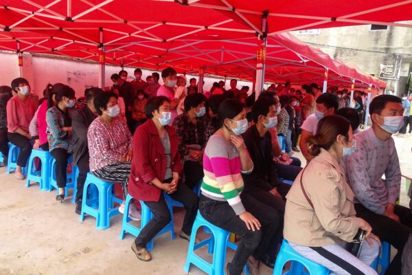 Вспышки COVID-19 в Китае усиливаются, клиники теряют лицензии, врачей увольняют