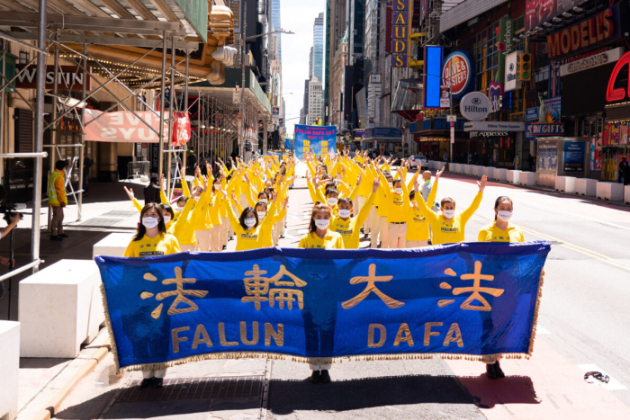 Твёрдость и стойкость: тысячи последователей Фалуньгун прошли маршем по Манхэттену