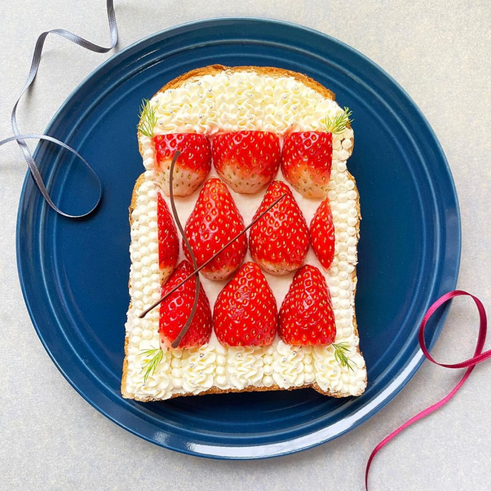Японский дизайнер превращает тосты в произведения искусства и съедает их