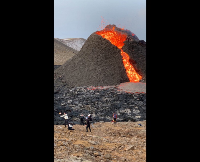Шокирующее видео из Исландии: игра в волейбол у подножья извергающегося вулкана