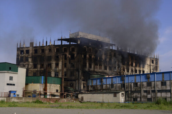 В Бангладеш на заводе заживо сгорели 52 рабочих, запертые внутри здания