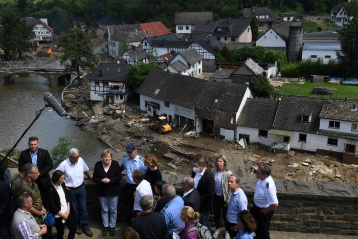 Меркель потрясена последствиями наводнений: Это ужасно